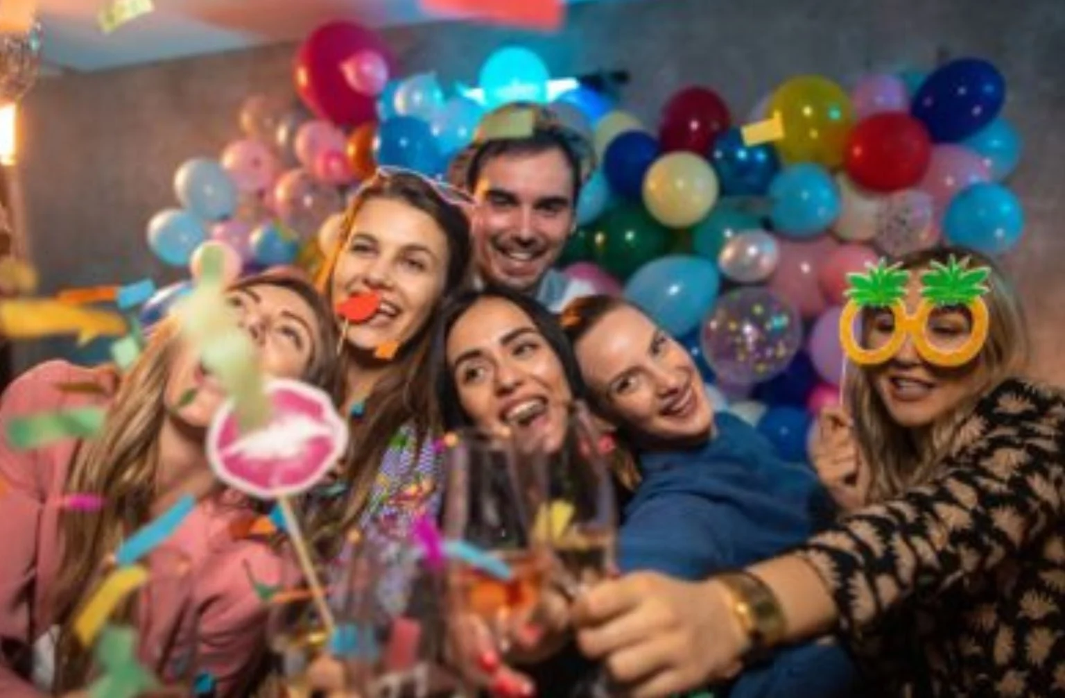 Fotobudka 360 na eventach promocyjnych – jak przyciągnąć klientów?