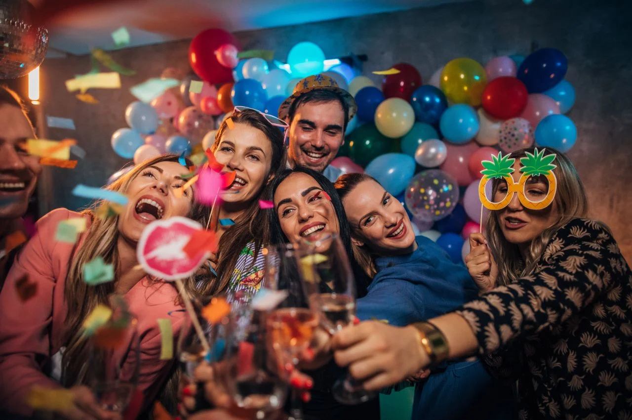 Ile osób zmieści się na fotobudce 360? Sprawdź maksymalną pojemność platformy